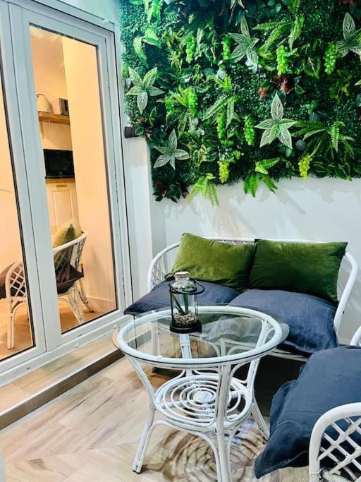 New Luxurious Studio With Patio/center *