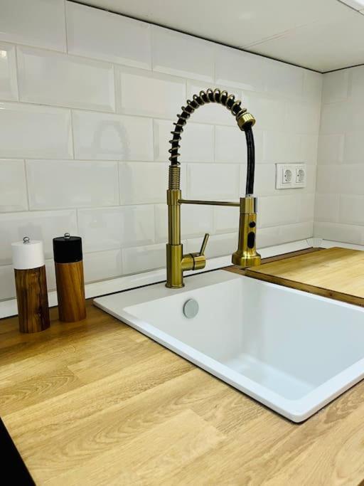 New Luxurious Studio With Patio/center *