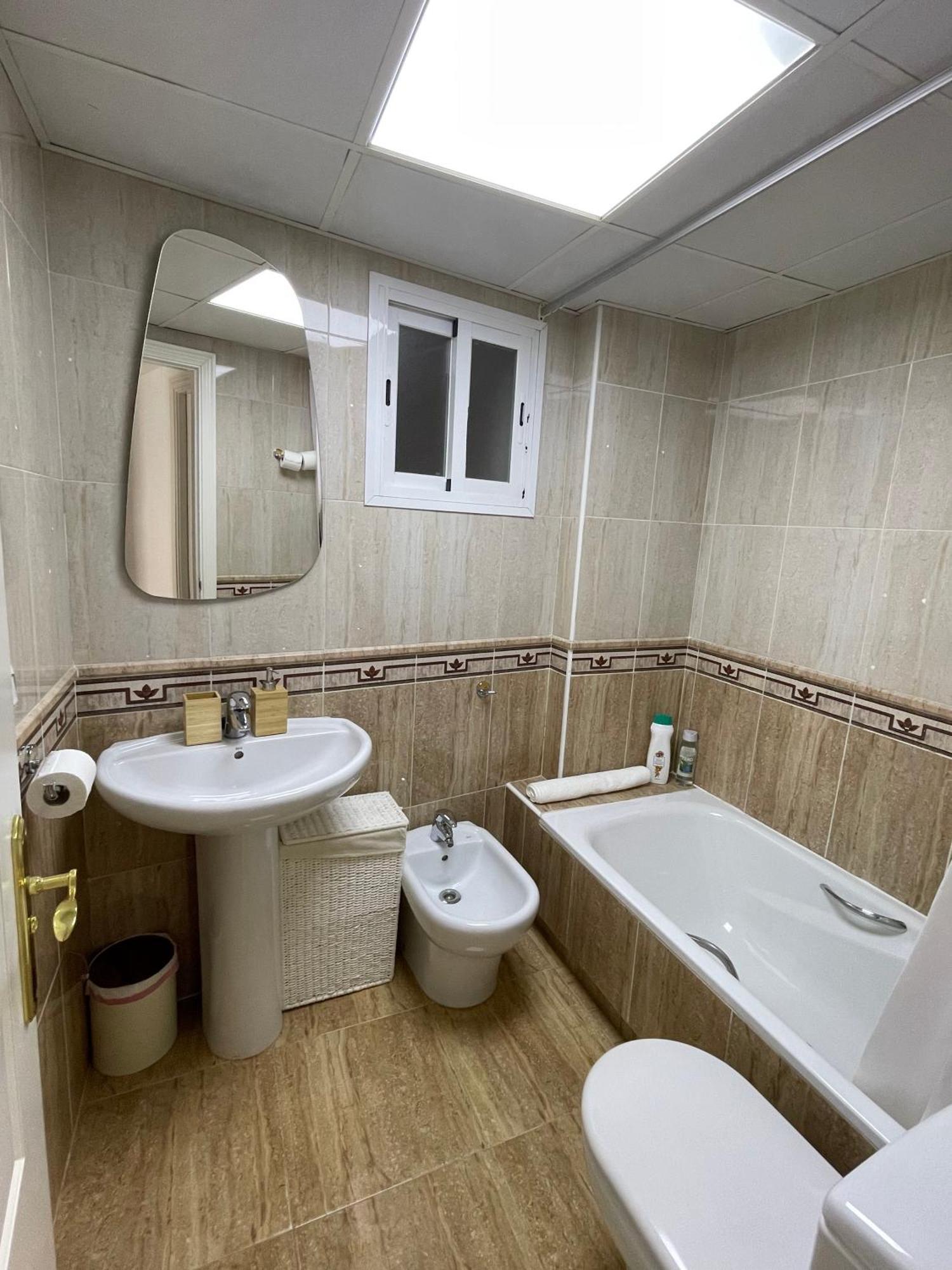A 5 Min Estacion De Tren- Patio-parking Y Playa Apartamento