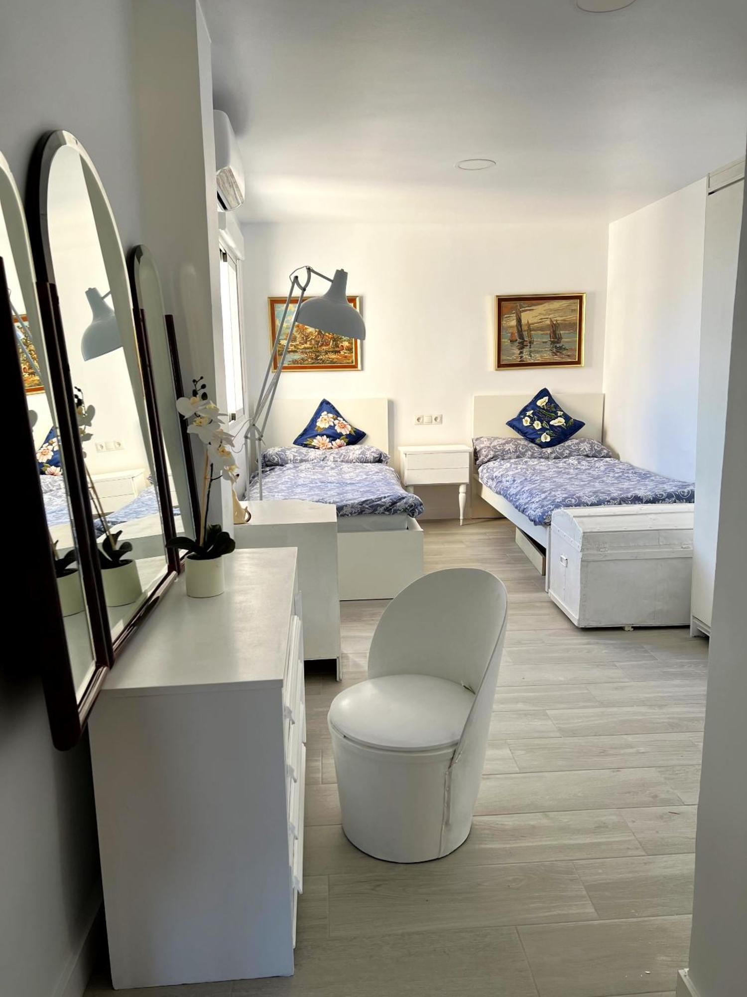 Rare Find! Skyline View-modern 6 Bed 2 Bath Flat In The Heart Of Homestay