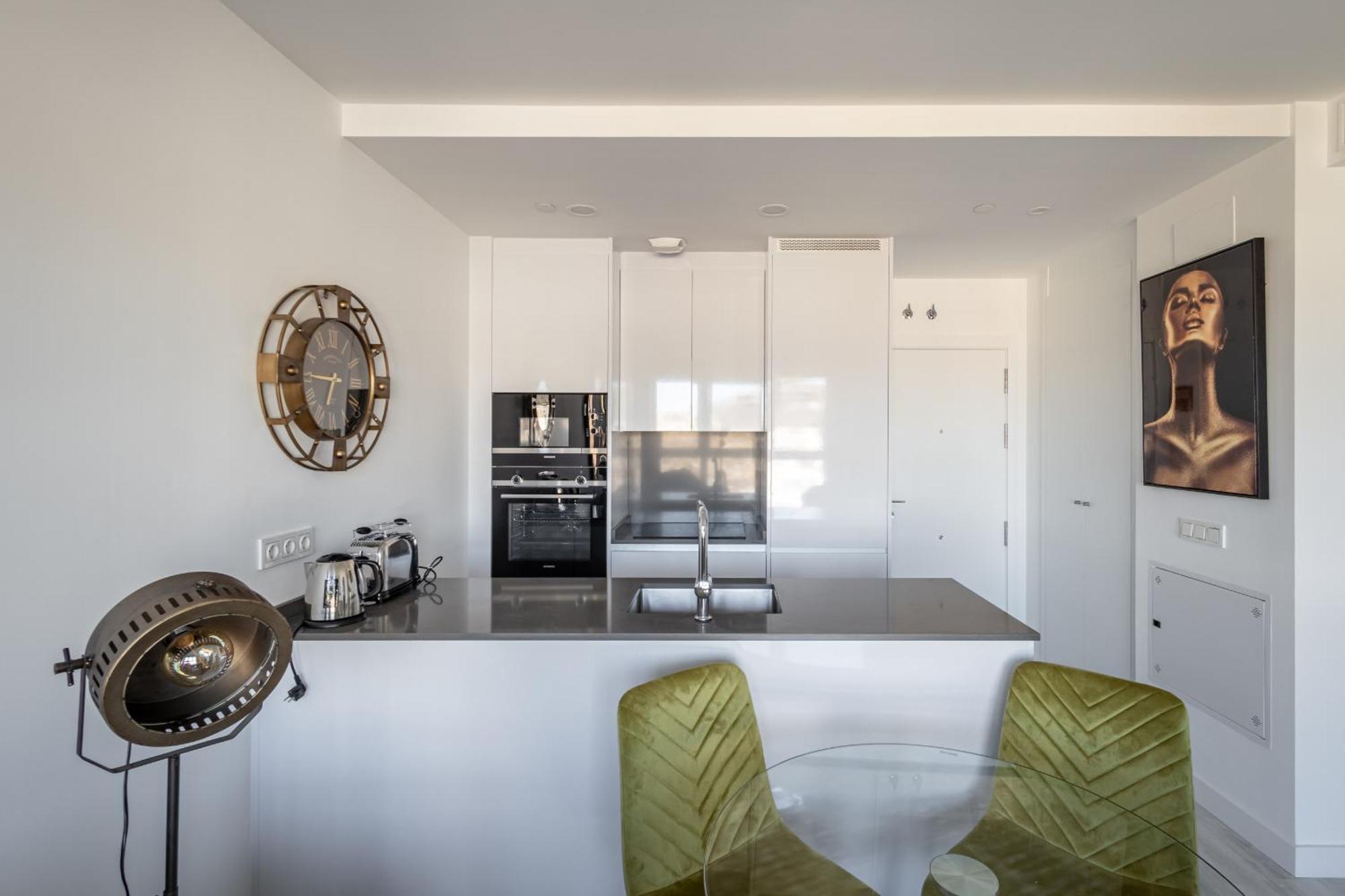 Skyline 1 Pool & Parking Free Apartment *