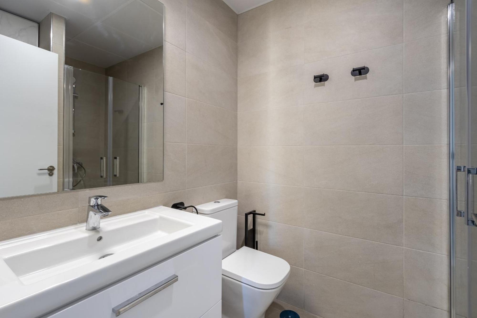 Skyline 1 Pool & Parking Free Apartment
