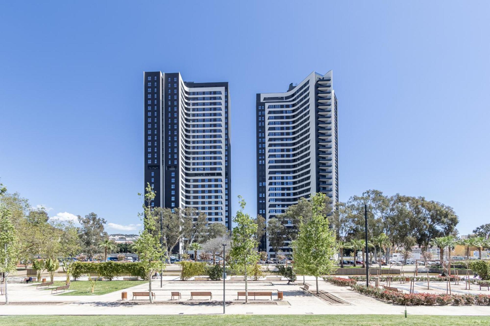 Skyline 1 Pool & Parking Free Apartment