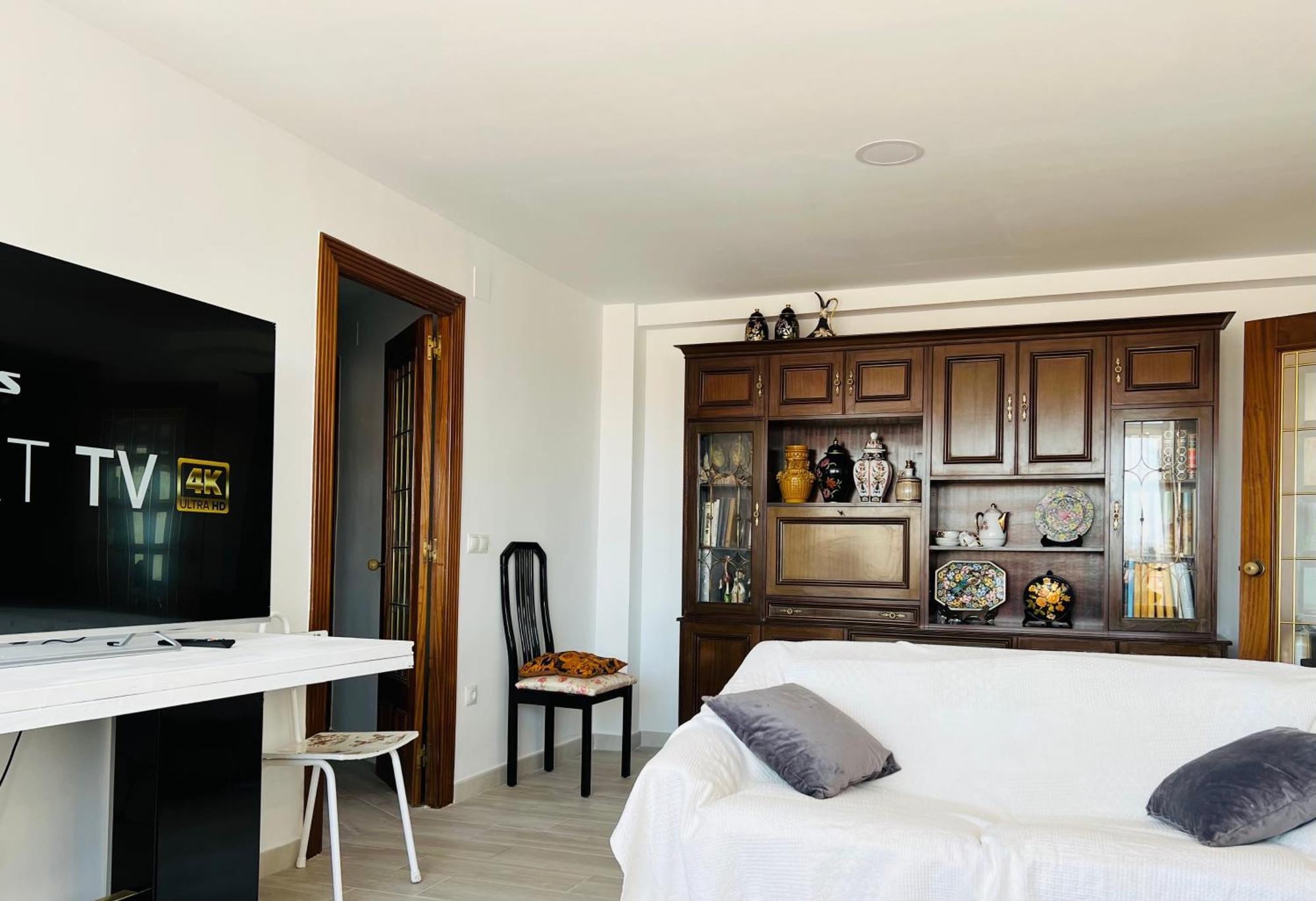 Rare Find! Skyline View-modern 6 Bed 2 Bath Flat In The Heart Of Malaga