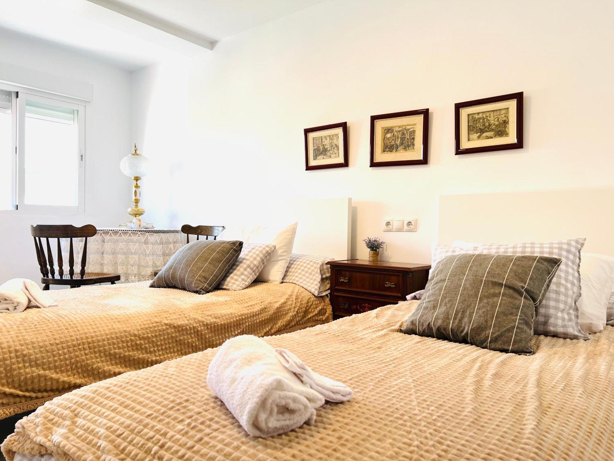 Rare Find! Skyline View-modern 6 Bed 2 Bath Flat In The Heart Of *