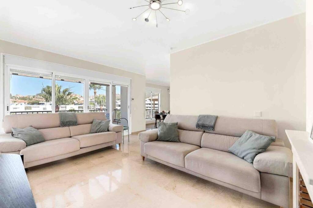 Villa 4 Bed Detached Close To Golf & With Shared Pool. Malaga