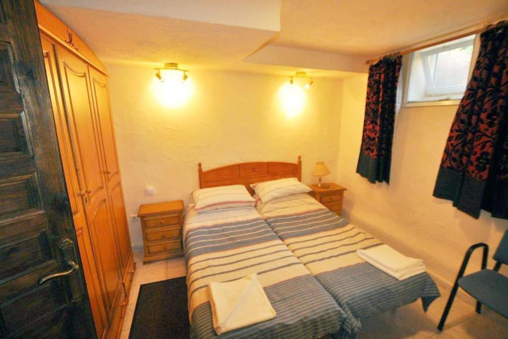 Large 7 Bedroom In Sierrrezuela Heated Pool Villa