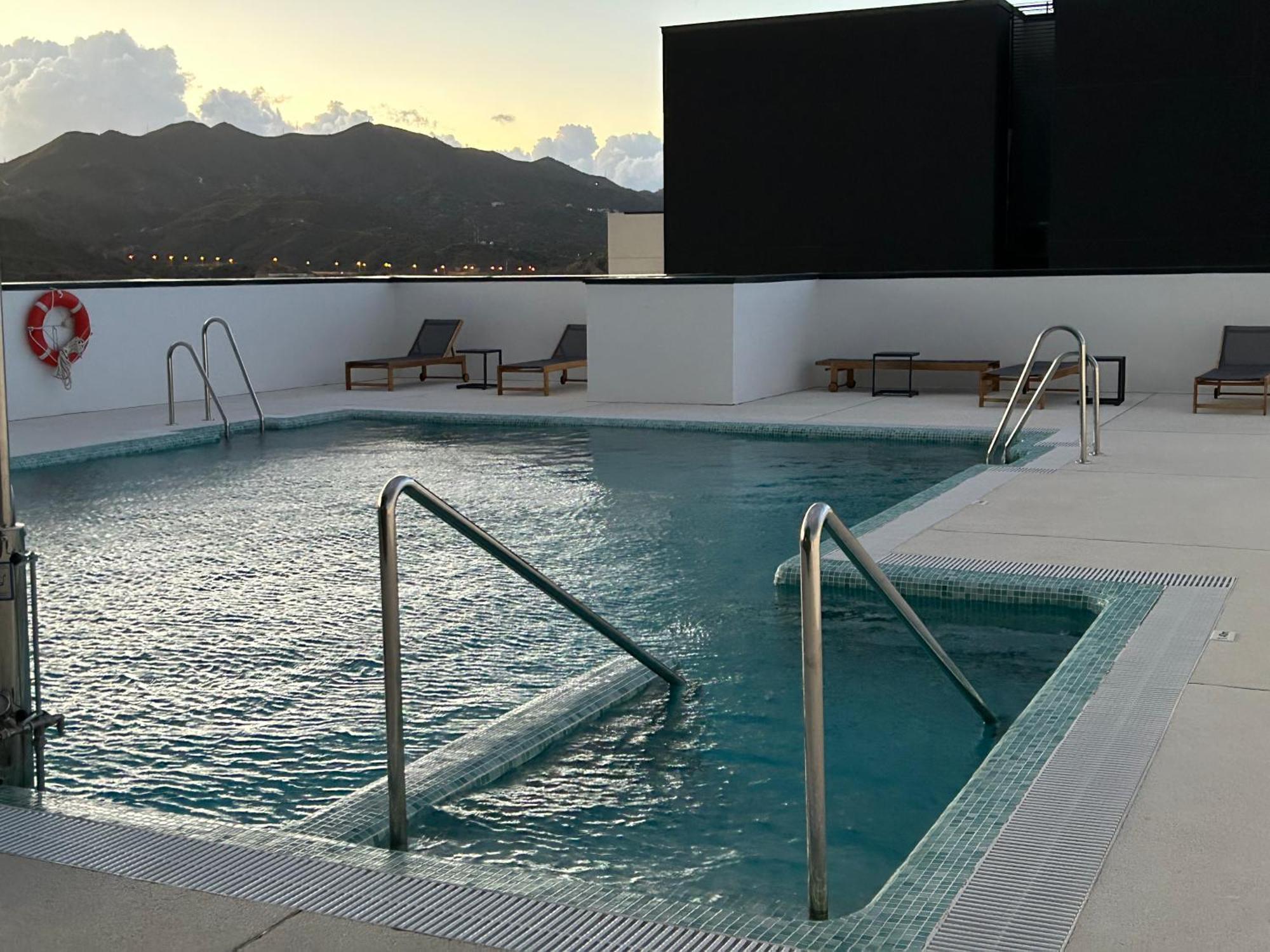 Apartamento Luxury Tower Pool&free Parking 10 Min To Historical Center Málaga
