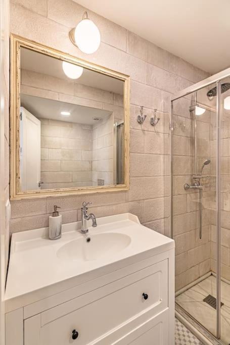 Historic Center Chic Gem With Balcony Apartamento