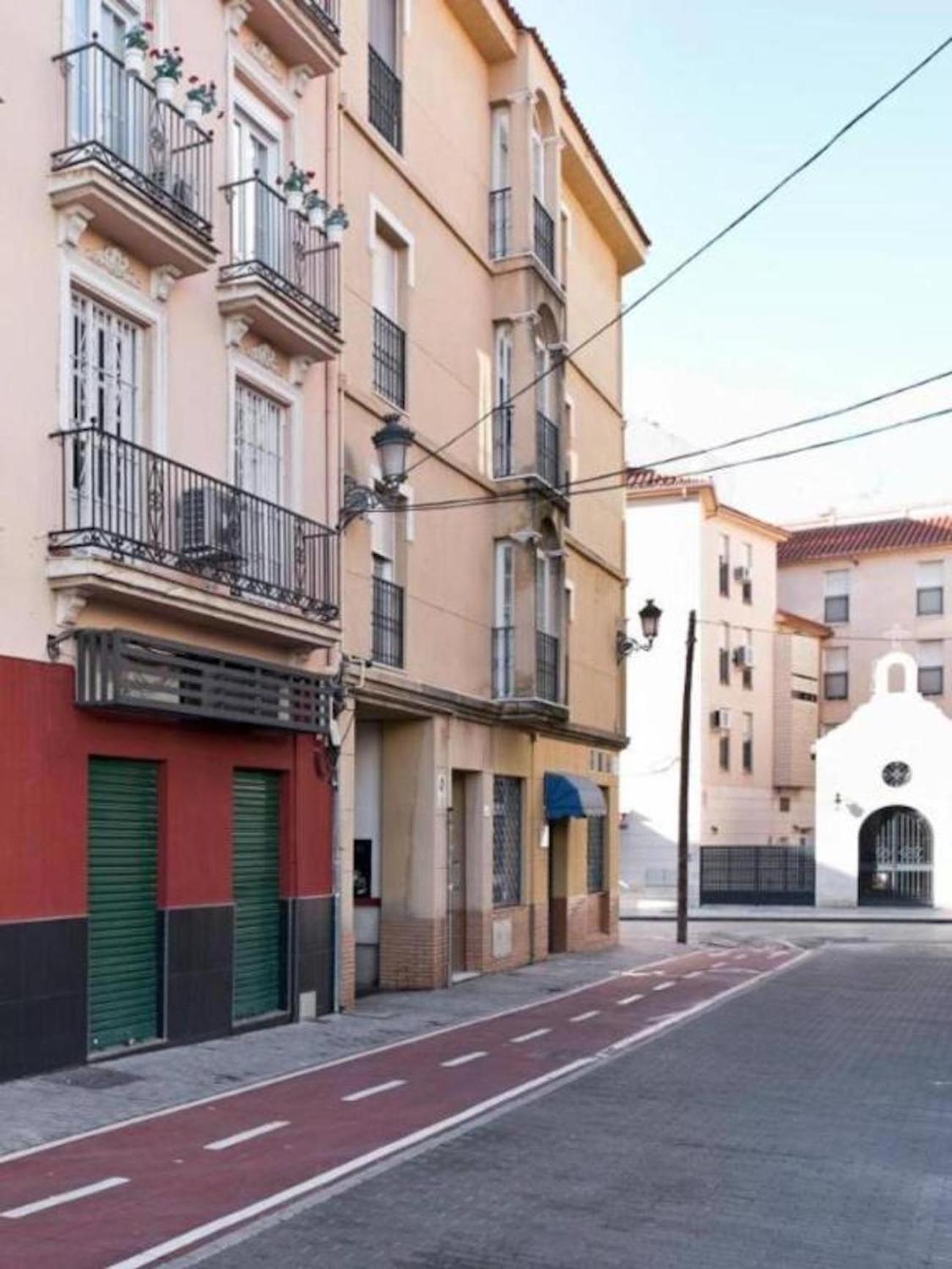 Amplio Centro De *