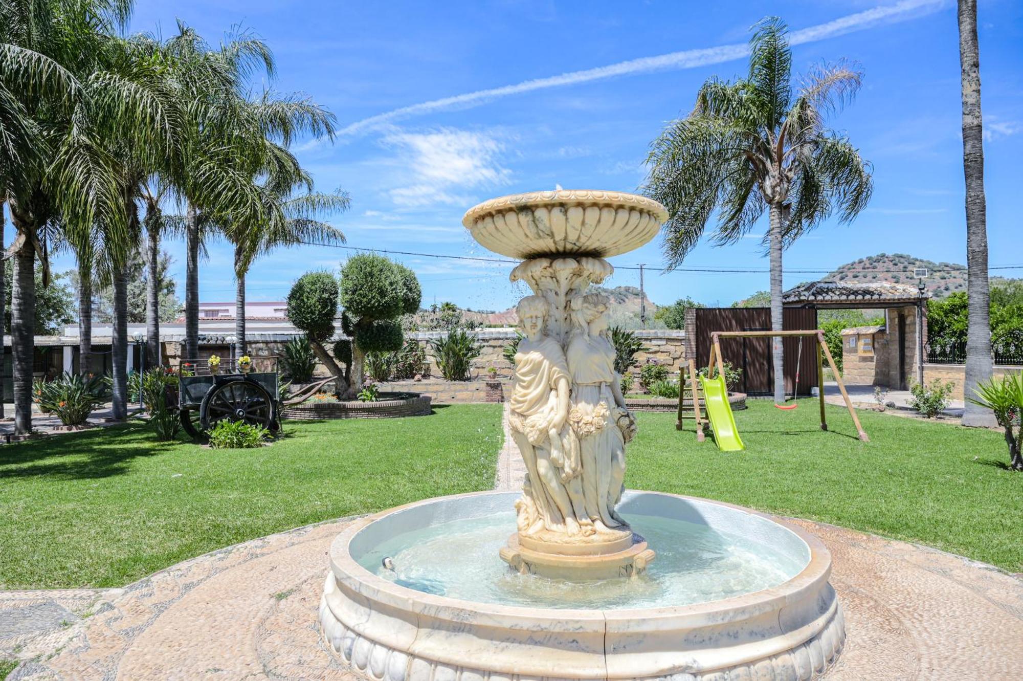 Сasa de vacaciones Amplia Con Precioso Jardin Cerca De Capital. Málaga