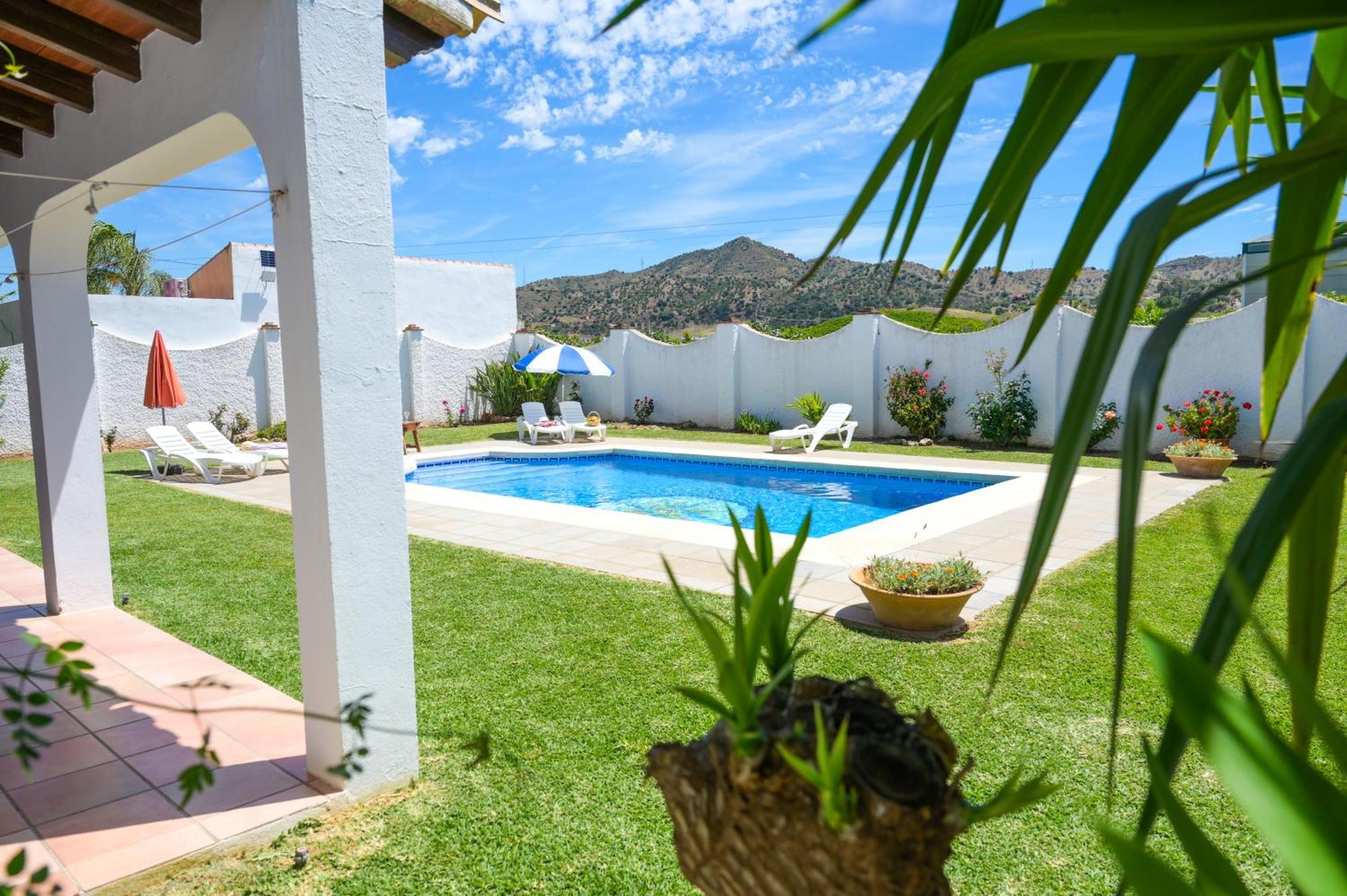 Amplia Con Precioso Jardin Cerca De Capital. Сasa de vacaciones Málaga