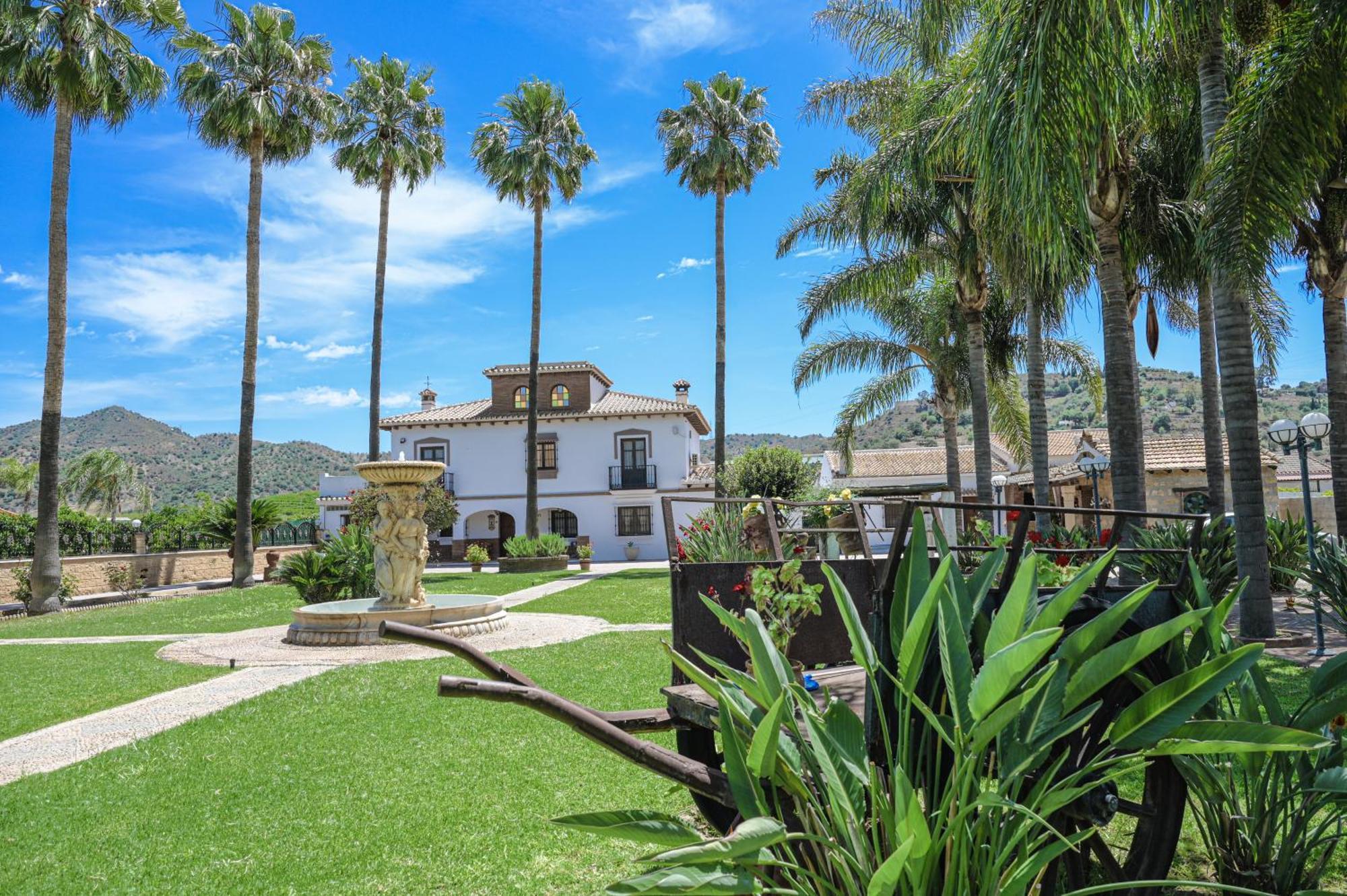Amplia Con Precioso Jardin Cerca De Capital. *