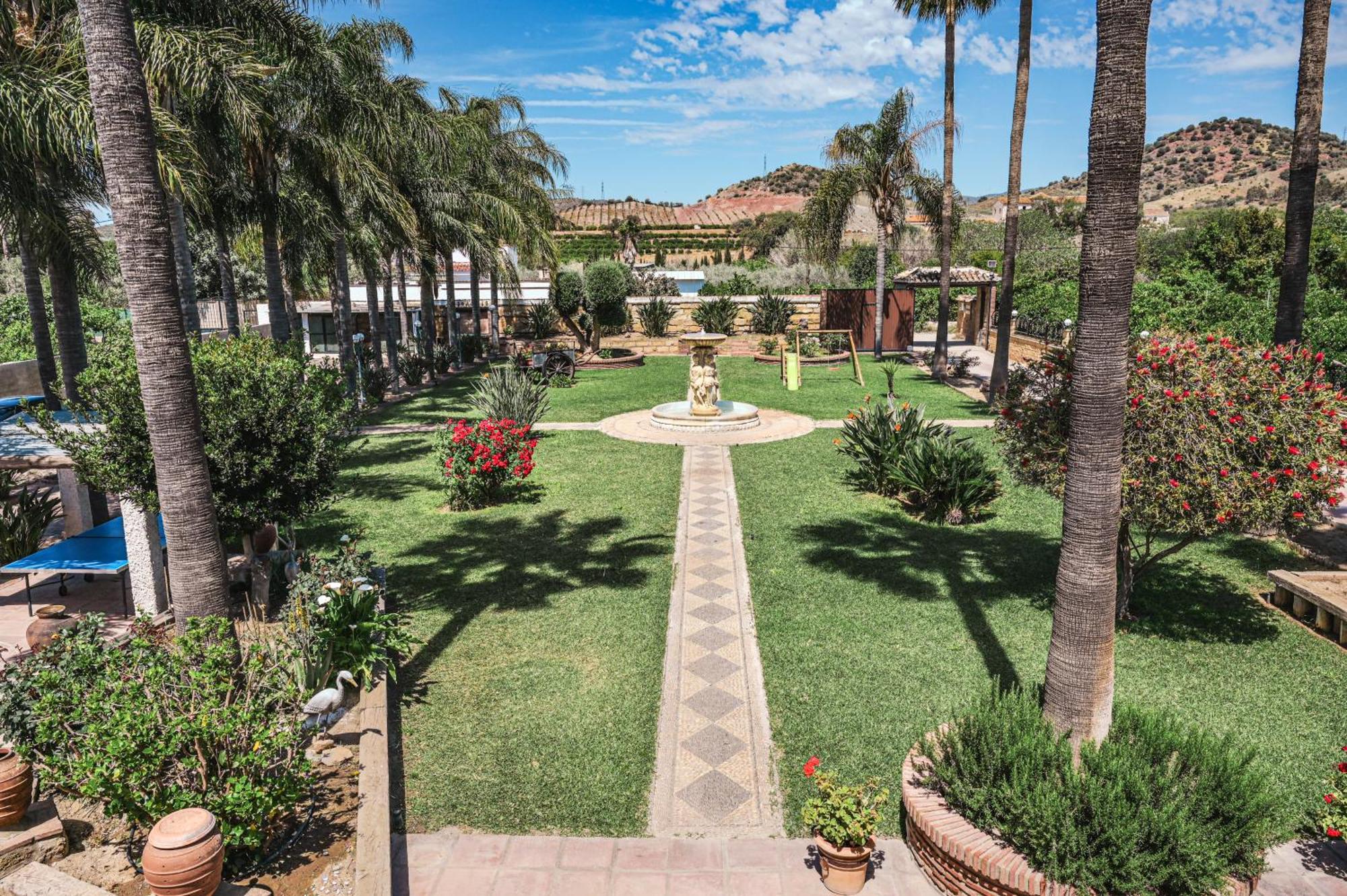 Amplia Con Precioso Jardin Cerca De Capital. * Málaga