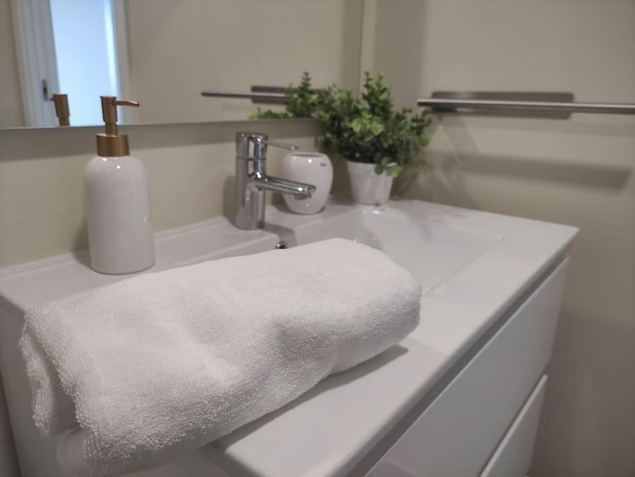 Apartamento Nuevo, Disfruta Del Silencio, Familias Con Ninos, Aire Acondicionado, 2 Banos , Playa Benajarafe