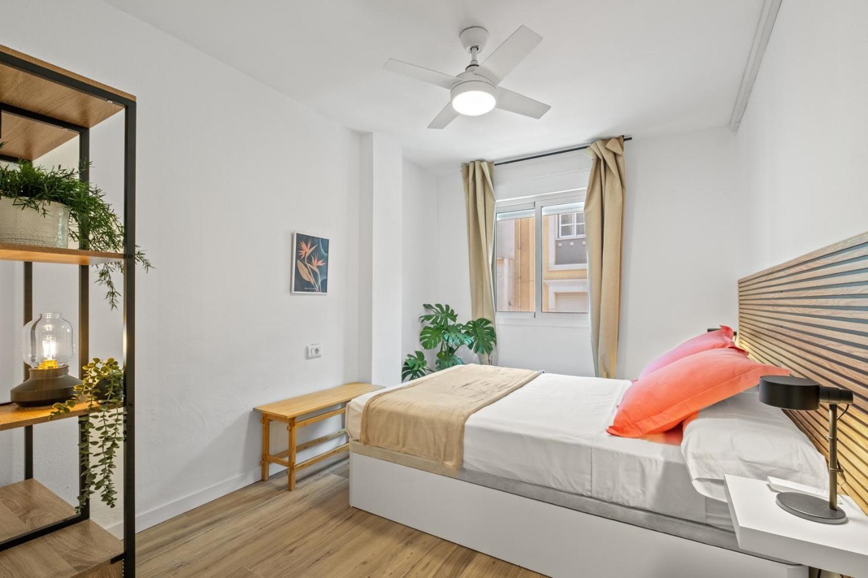3 Dormitorios, 2 Banos Y Balcon * Malaga