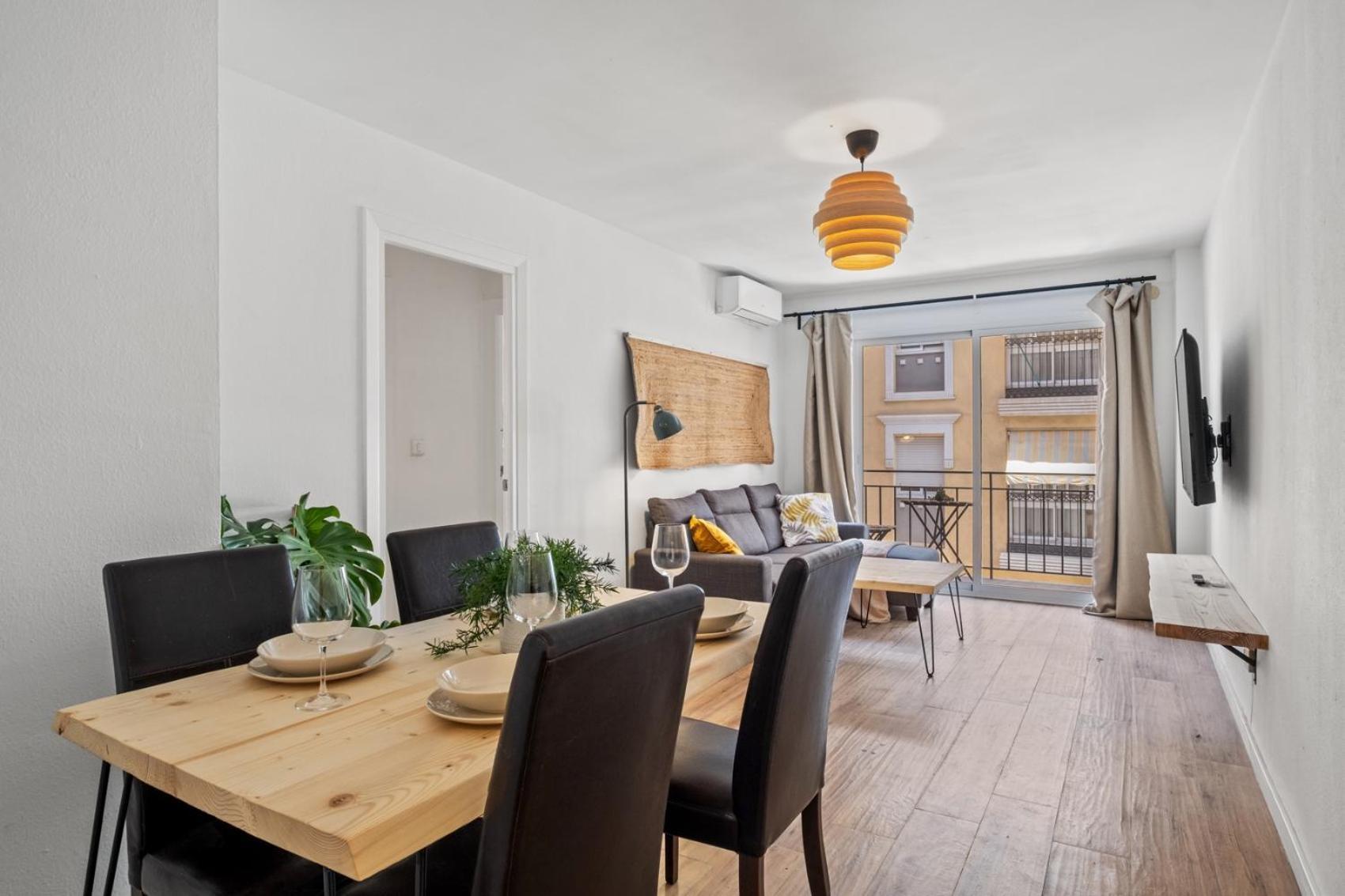 3 Dormitorios, 2 Banos Y Balcon Apartment *