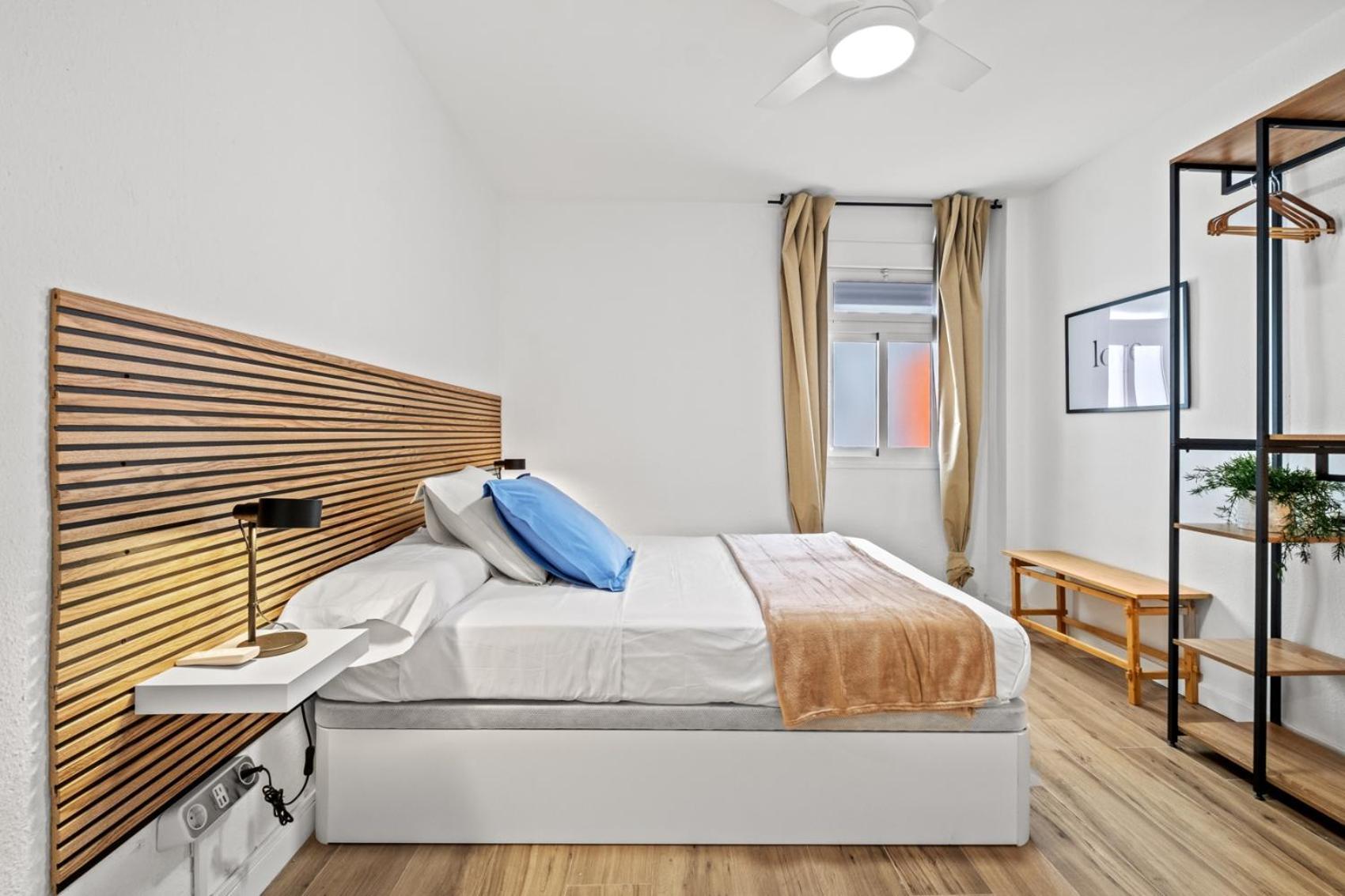 3 Dormitorios, 2 Banos Y Balcon Apartment