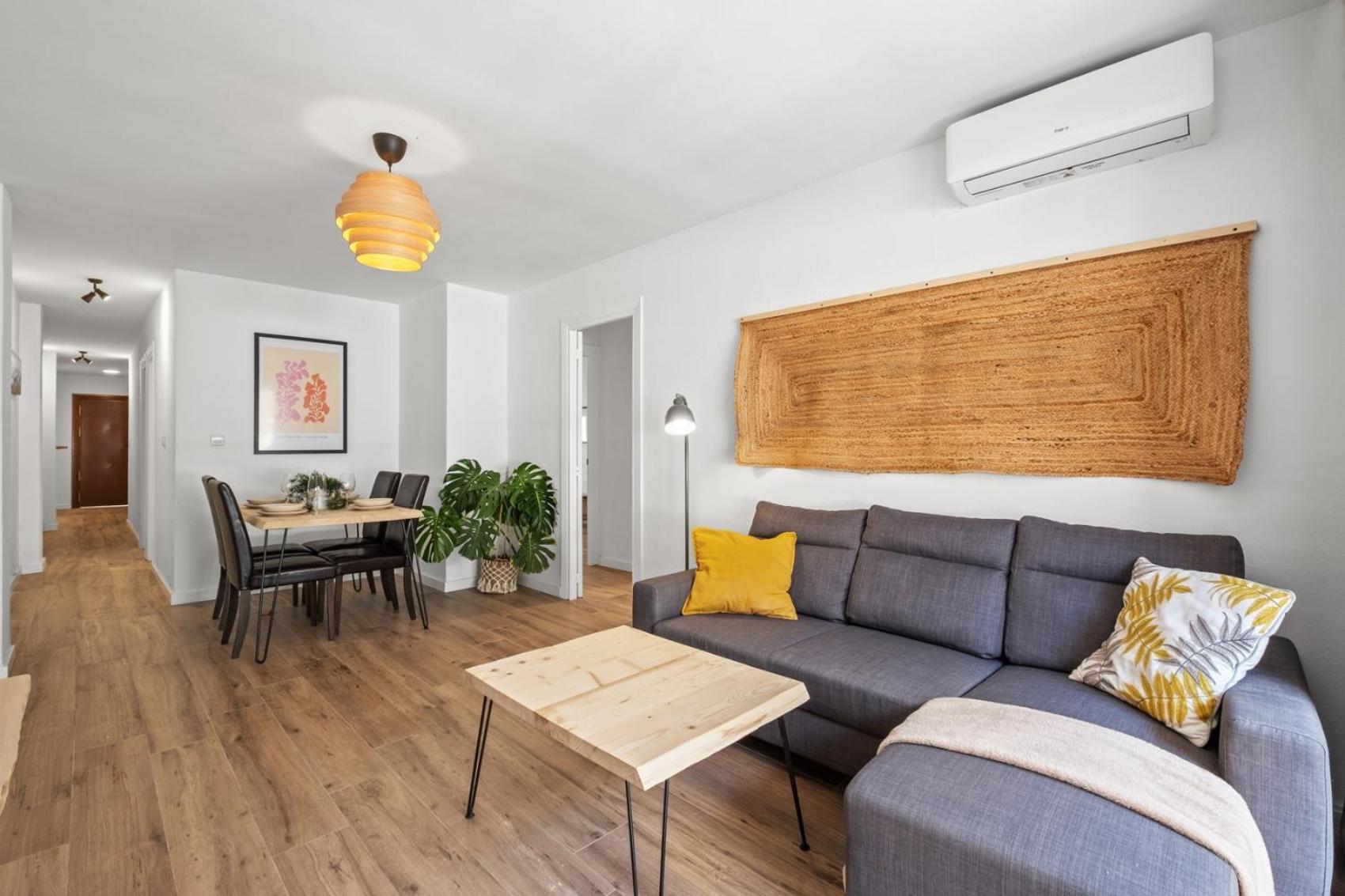 3 Dormitorios, 2 Banos Y Balcon Apartment *