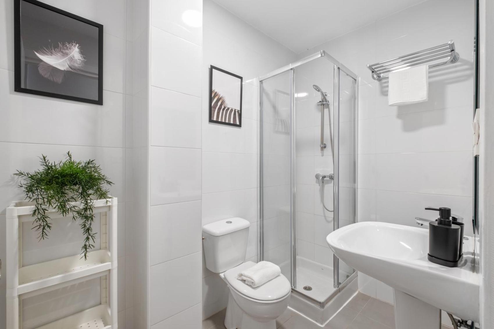 3 Dormitorios, 2 Banos Y Balcon Apartment