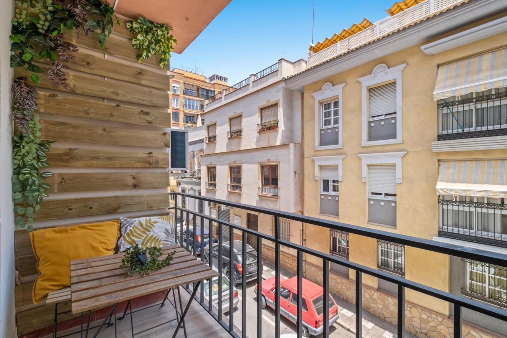 3 Dormitorios, 2 Banos Y Balcon
