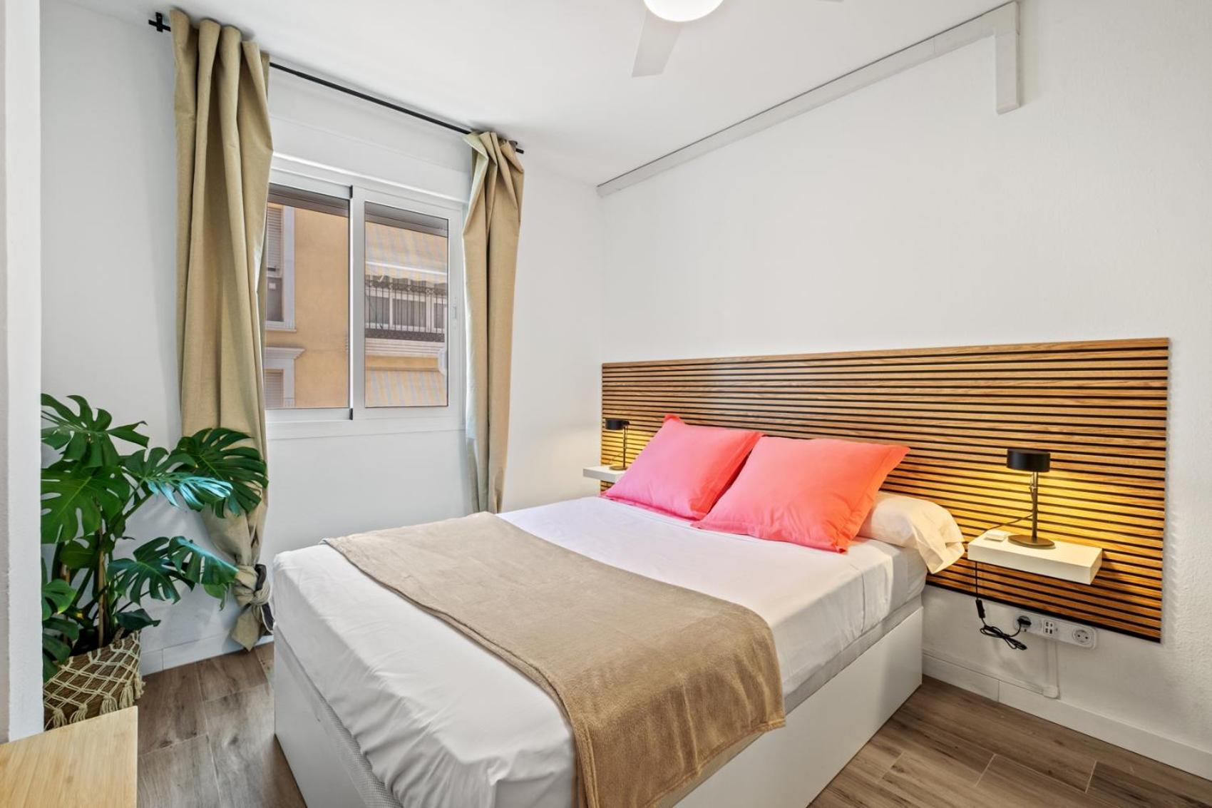 3 Dormitorios, 2 Banos Y Balcon Apartment *