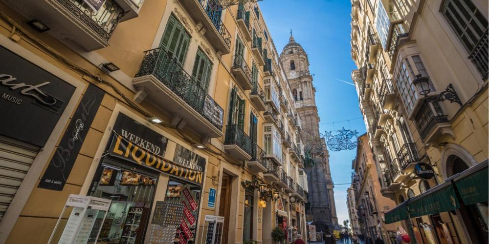 Nino De Guevara's Andalusian Charm: The Essence Of City Center Apartamento