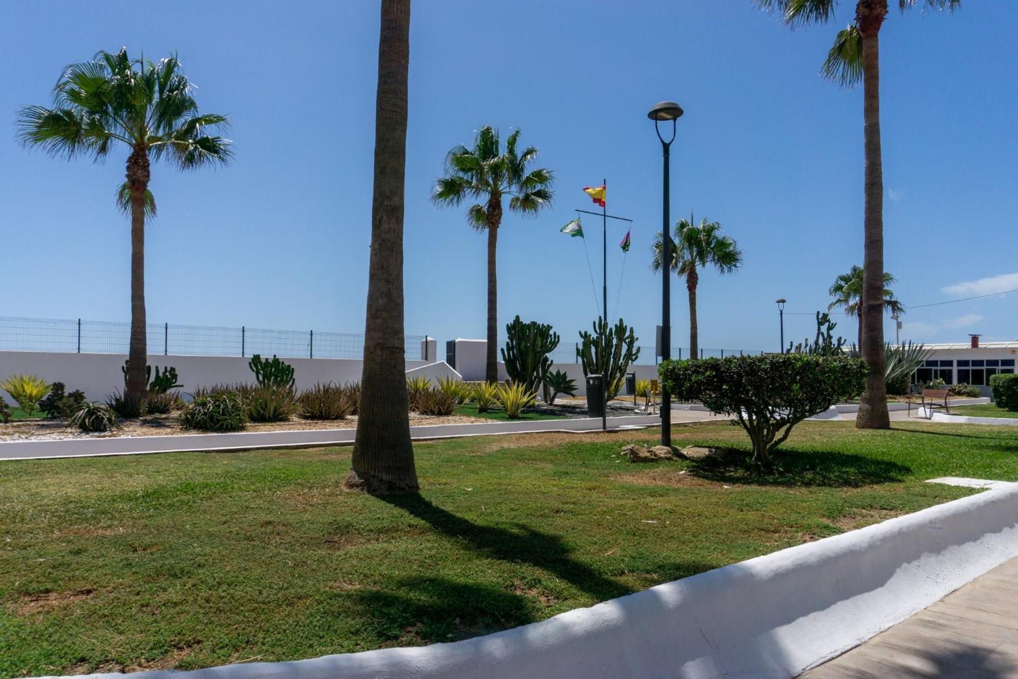 Chalet En Primera Linea De Playa * Málaga