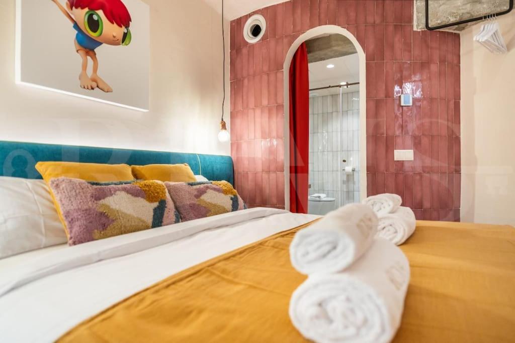 Pop Art Gem With Paintings By Local Artist By Rems Apartamento