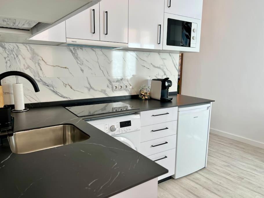 Apartamento With Private Rooftop By Easytrip Málaga