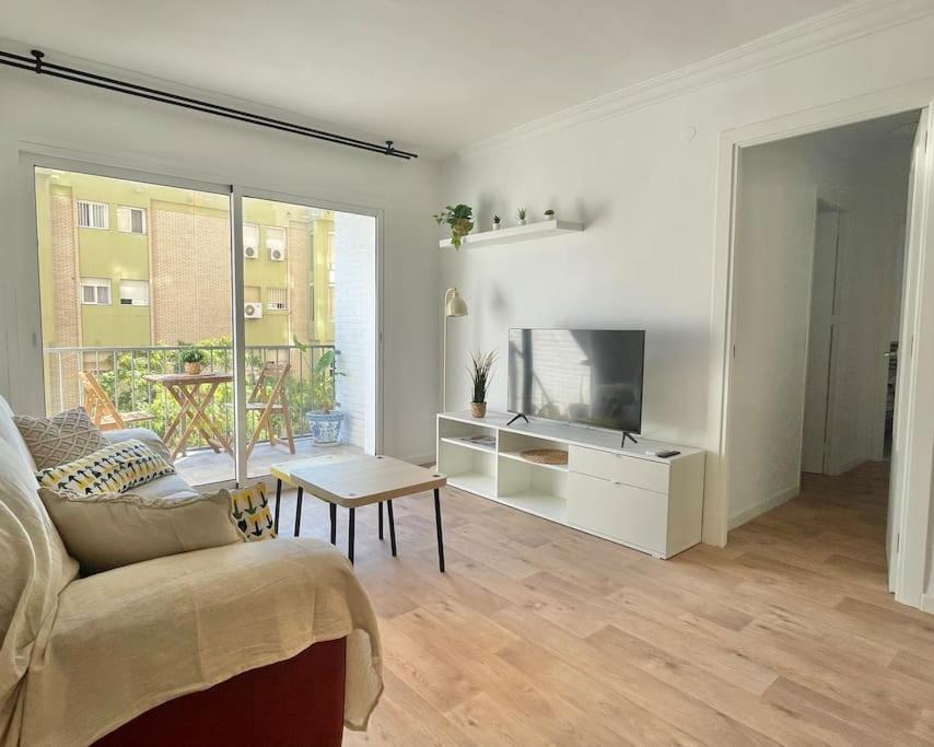 3 Habitaciones, Terraza Y A 200 Metros De La Playa * Málaga