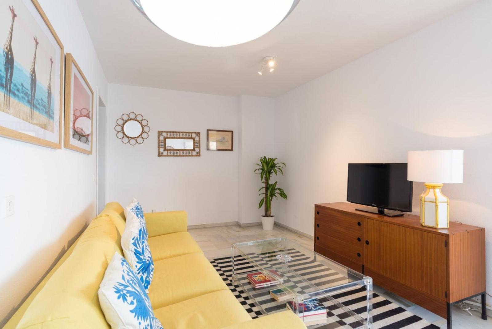 Apartment Mg - Ocean Views In With Parking Included *