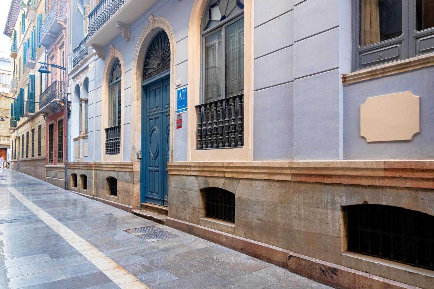 Modern Spacious Palace -1bedroom-center *