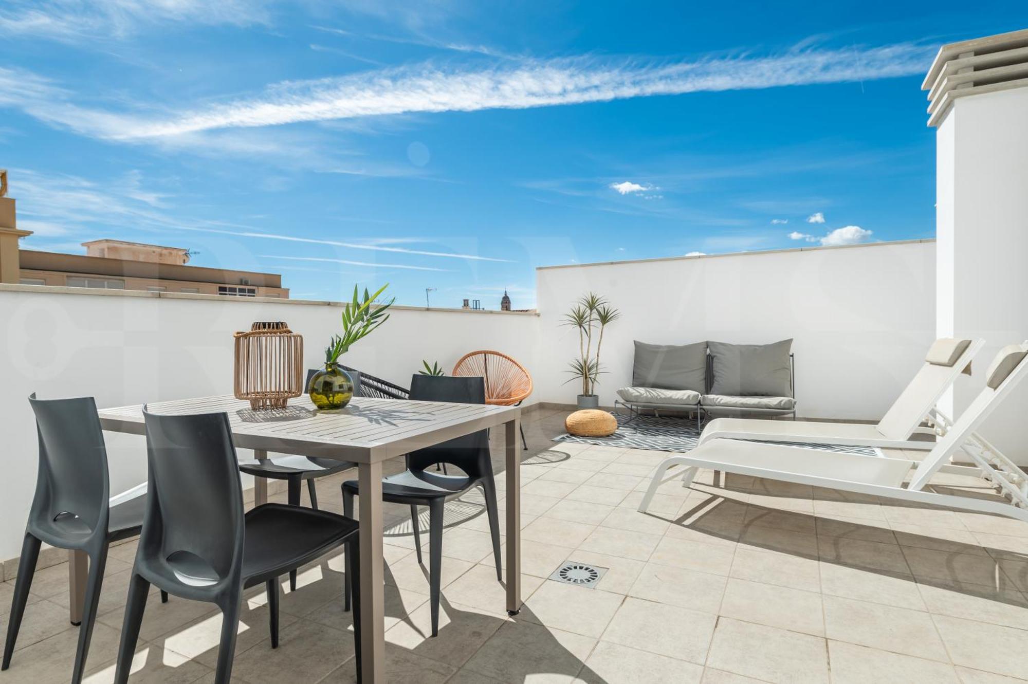 Vibrant With Terrace By Rems *