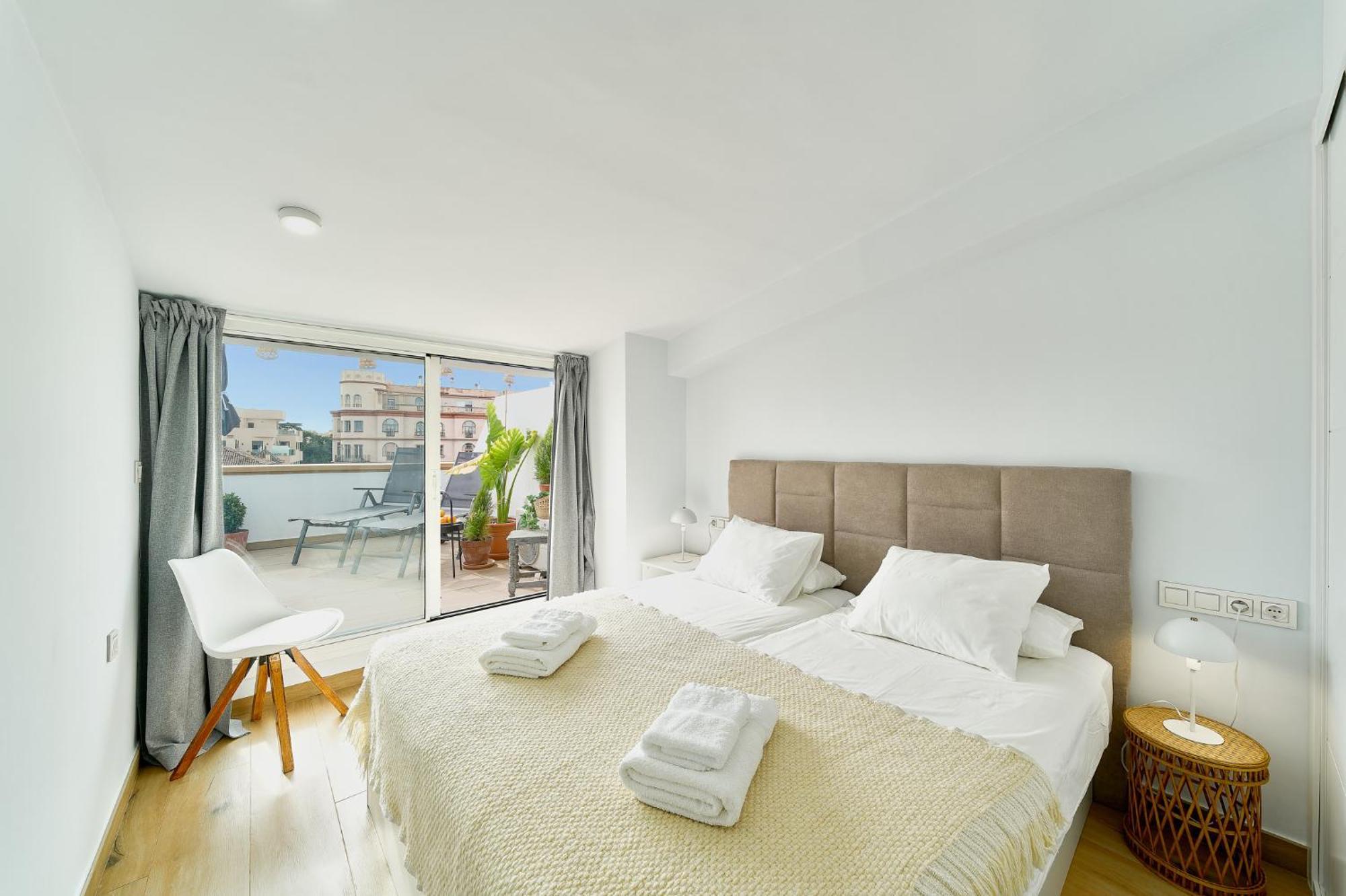 Atarazanas Penthouse By Lovely Apartamento
