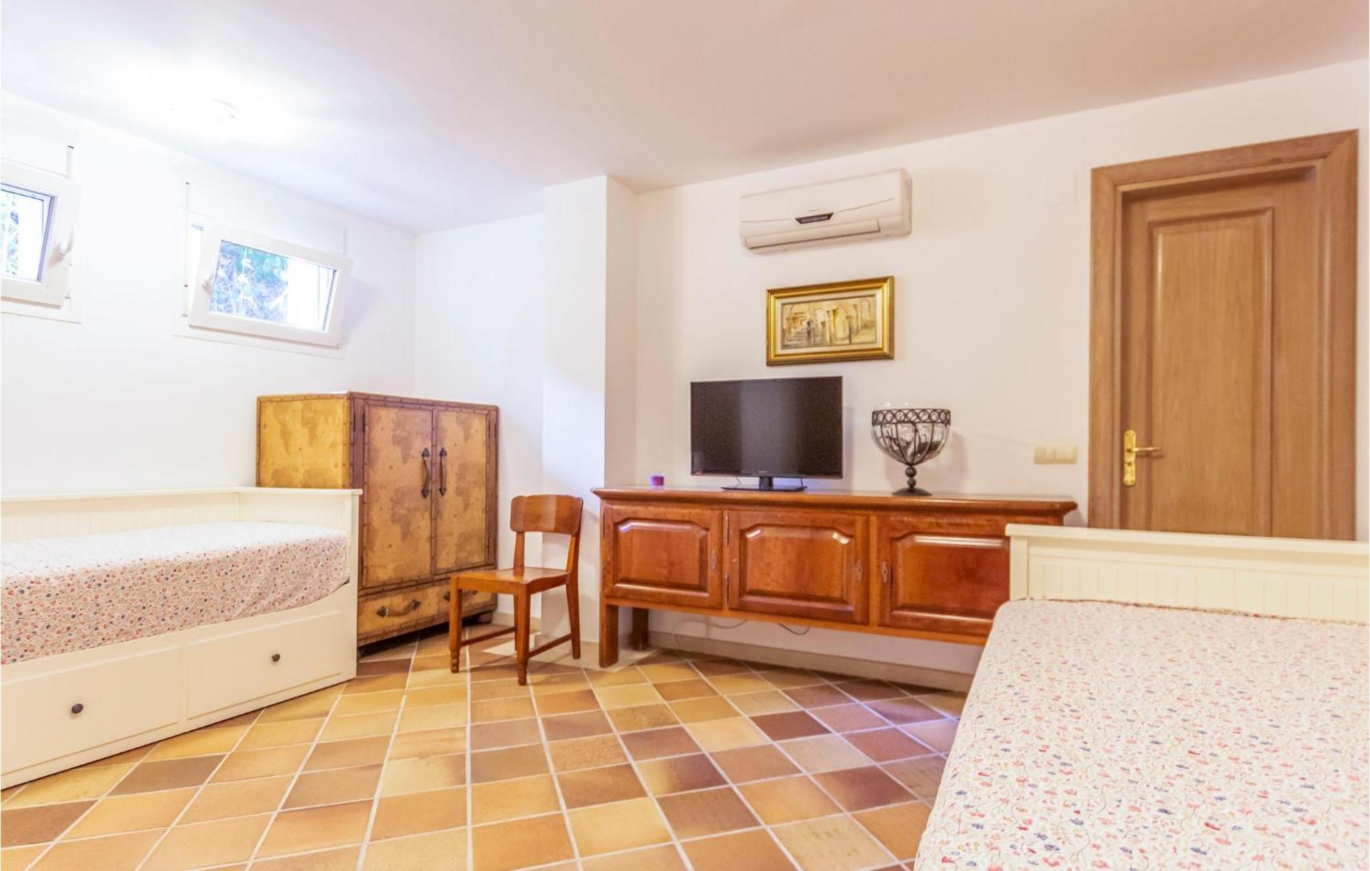 Сasa de vacaciones 7 Bedroom Cozy In *