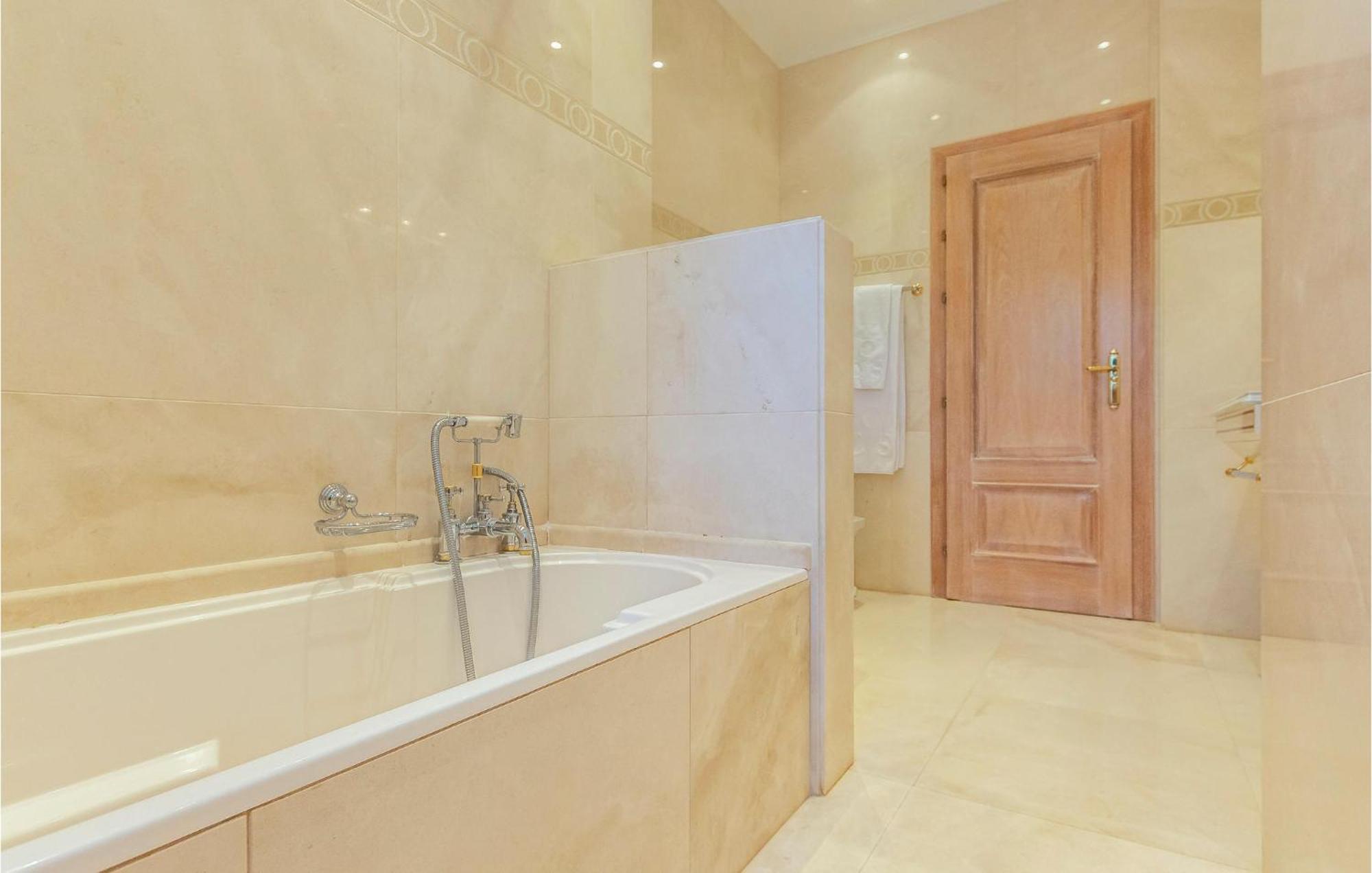 Сasa de vacaciones 7 Bedroom Cozy In