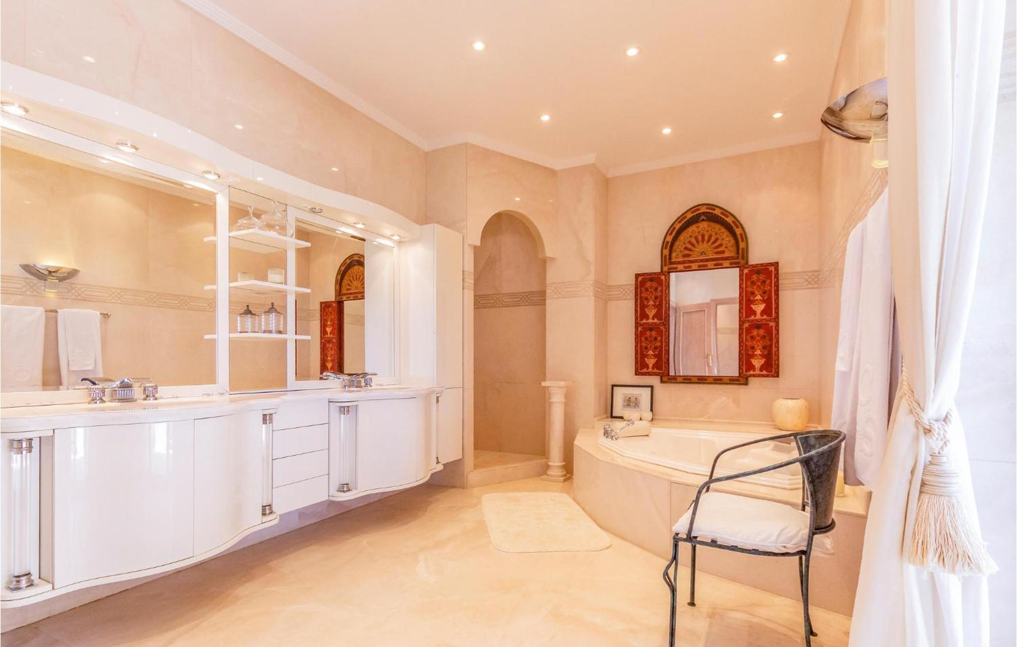 7 Bedroom Cozy In Málaga