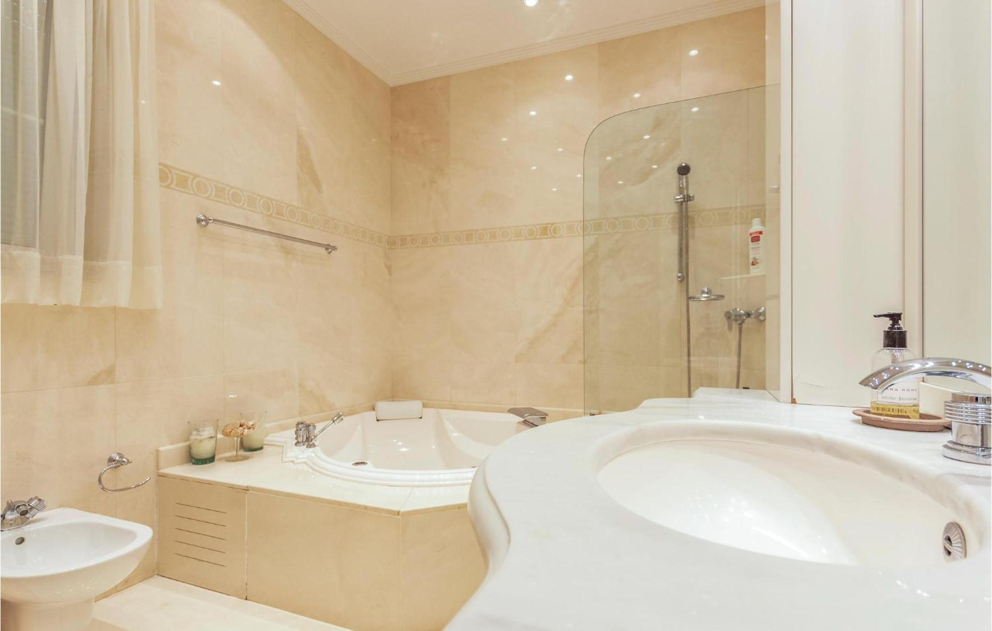 7 Bedroom Cozy In Málaga