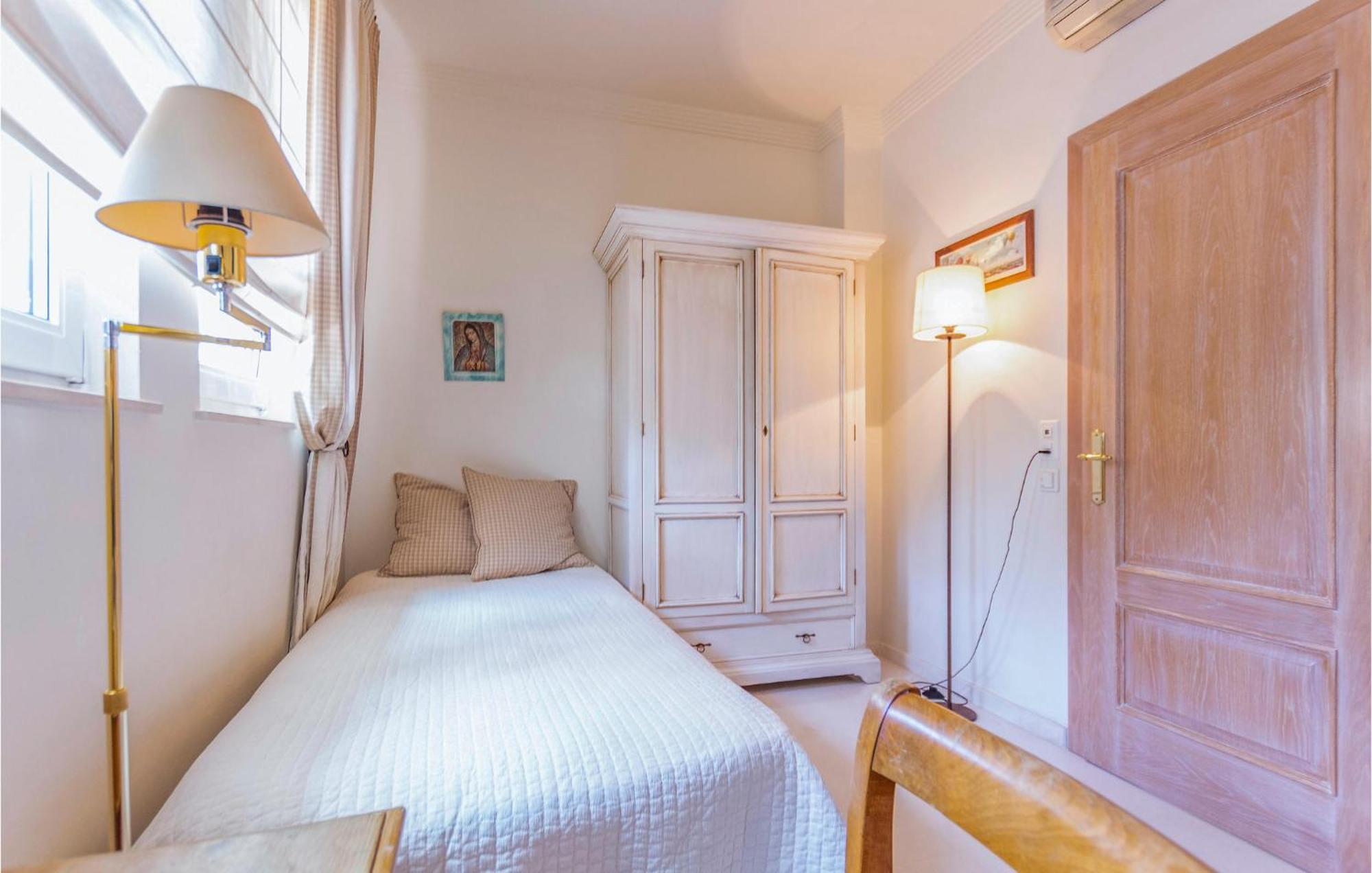 Сasa de vacaciones 7 Bedroom Cozy In *