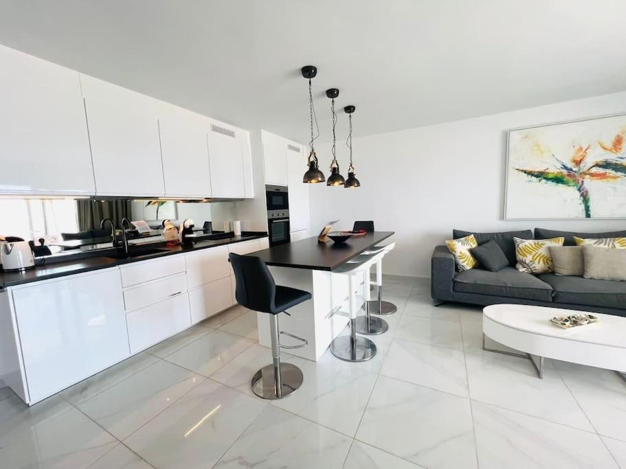 Modern, Spacious 3 Bedroom With Sea View *