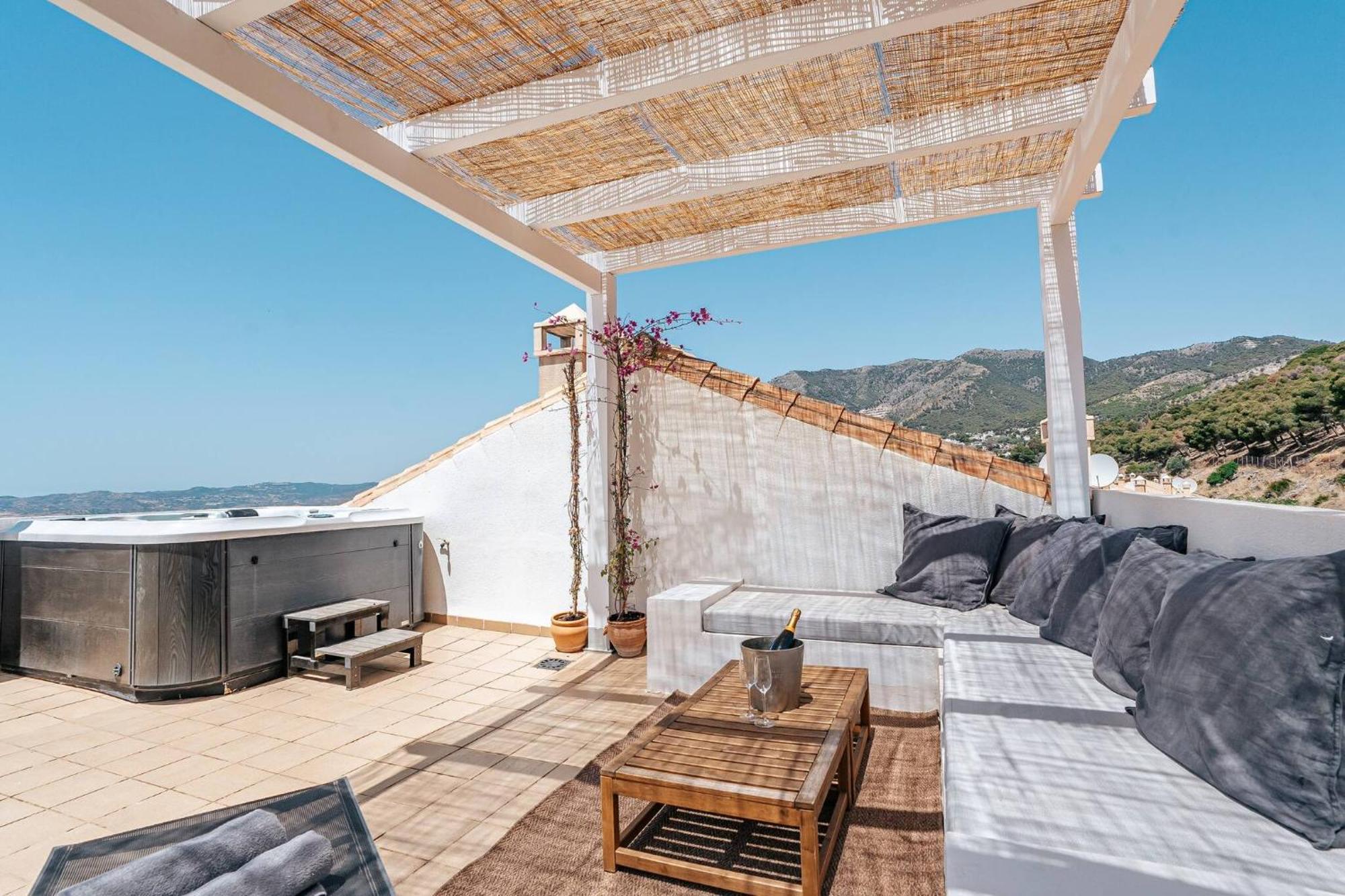 New Renovated Townhouse With Sea View And Jacuzzi Сasa de vacaciones