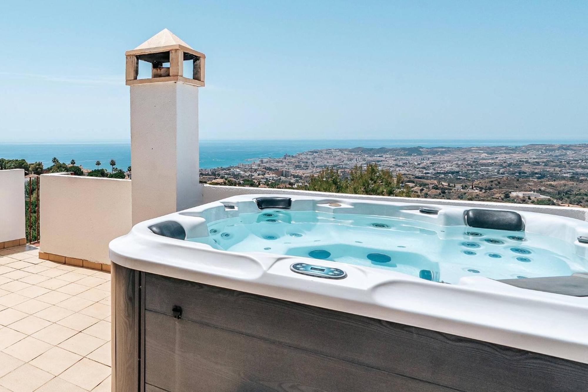 New Renovated Townhouse With Sea View And Jacuzzi Сasa de vacaciones Málaga
