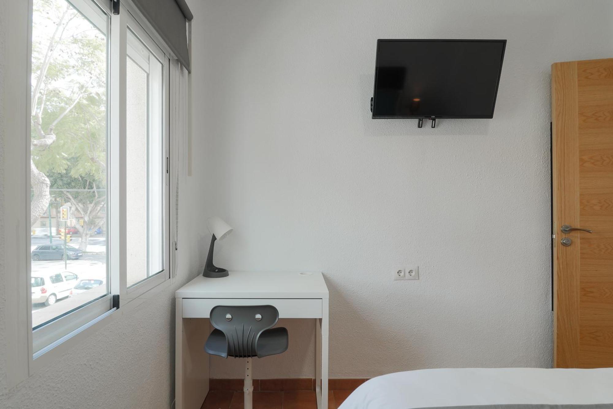 Apartment C75 - Comfy 3 Bedroom Near Center *