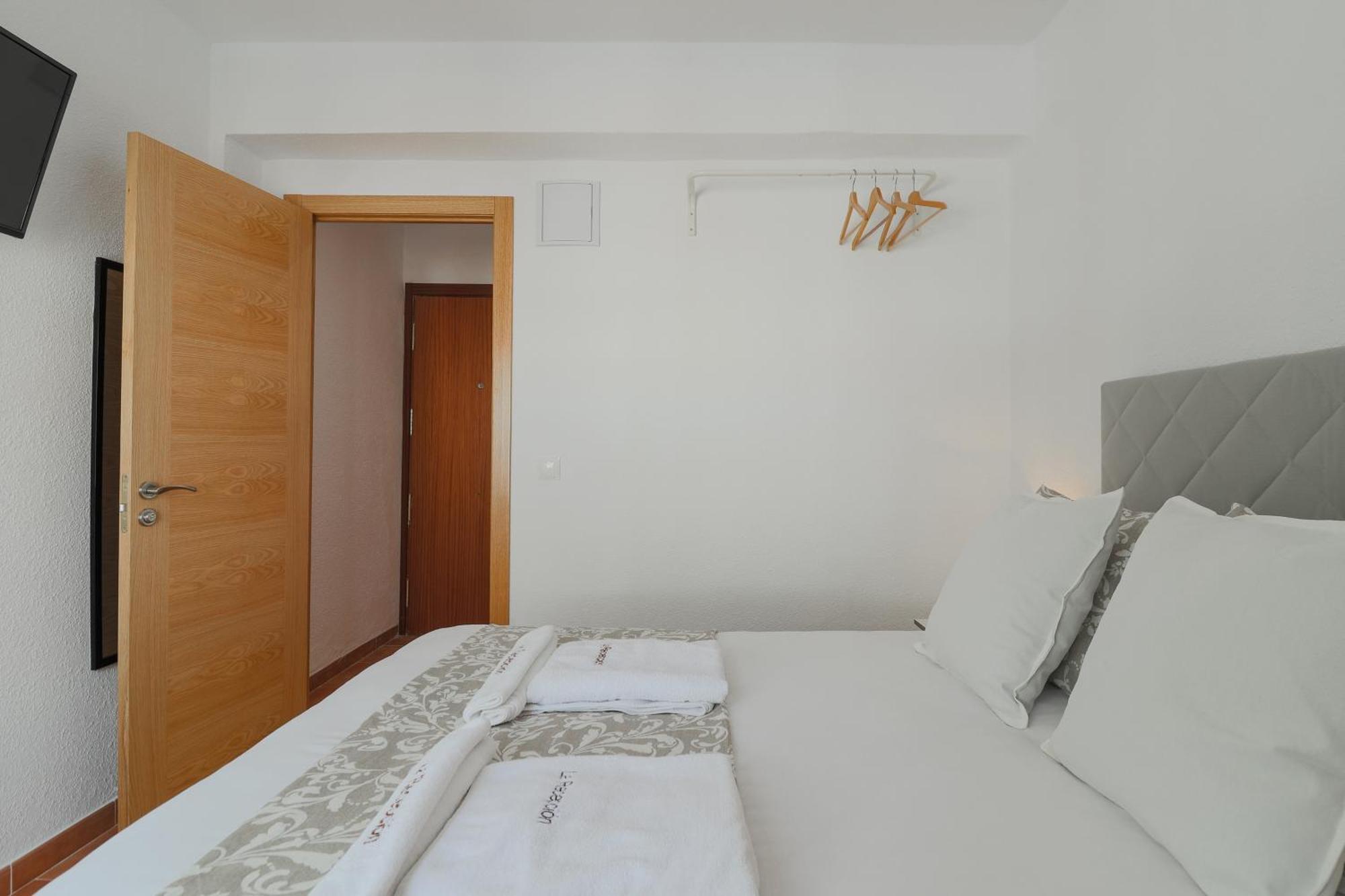 C75 - Comfy 3 Bedroom Near Center Apartment