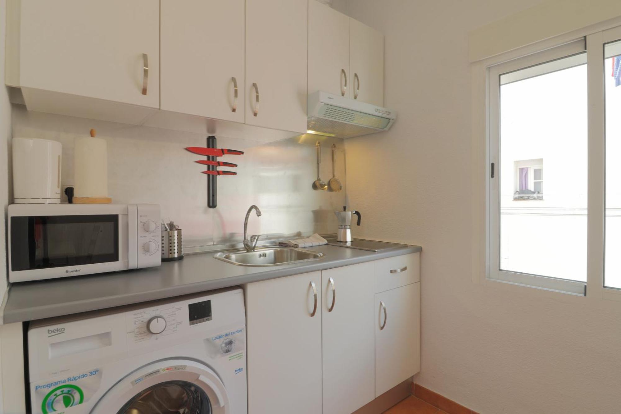 Apartment C75 - Comfy 3 Bedroom Near Center *
