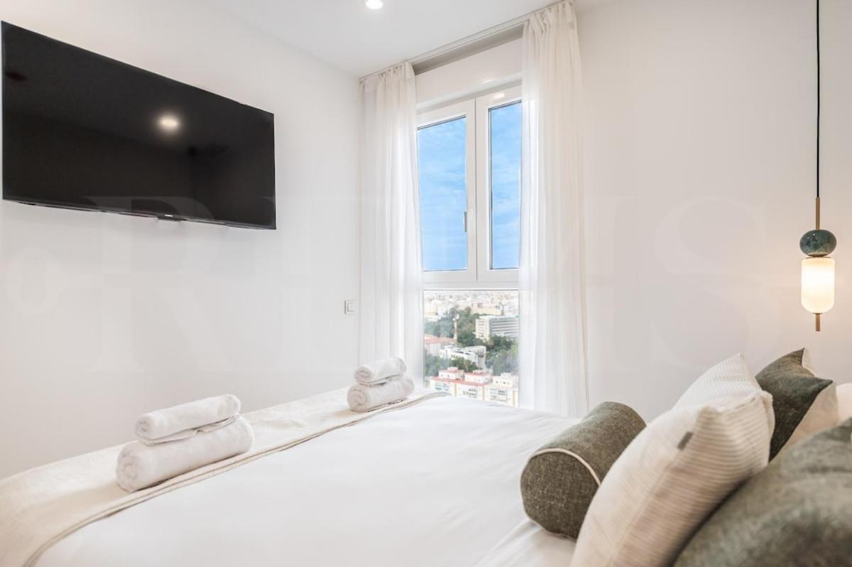 Panoramic Skyrise On The 20th Floor By Rems Malaga
