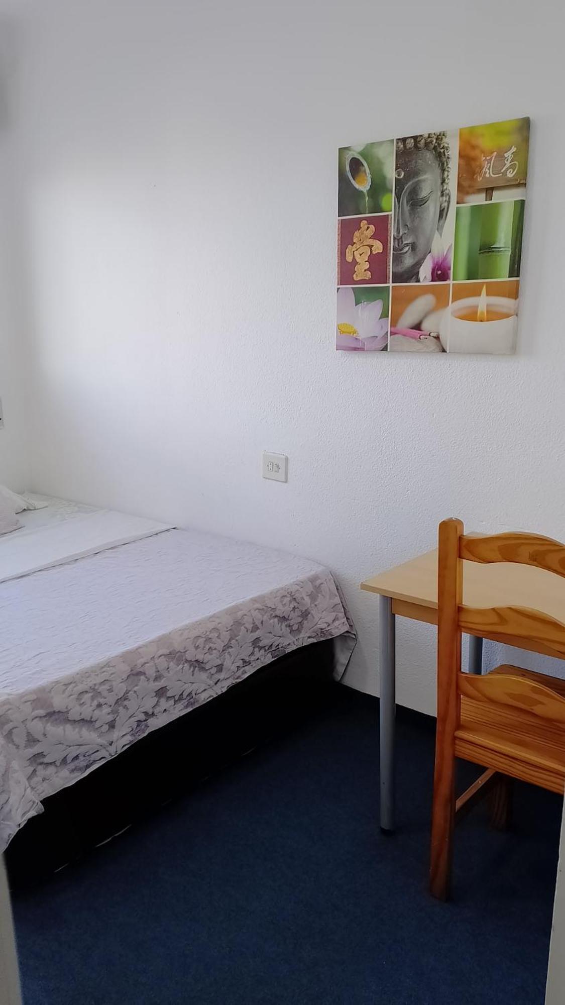 Habitación en casa particular Privada Centro Cerca Tren Maria Zambrano Y Playa Muy Buena Conexion Wifi *