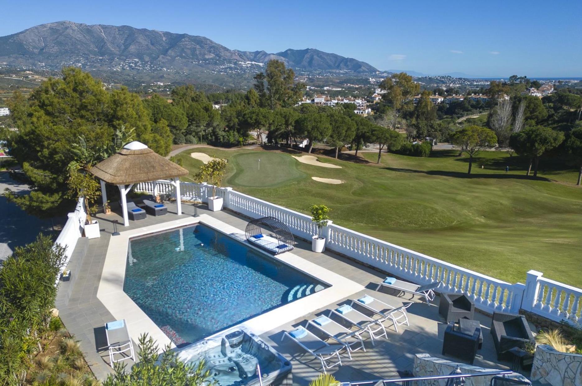 Uno - Stunning 4 Bedroom With Pool