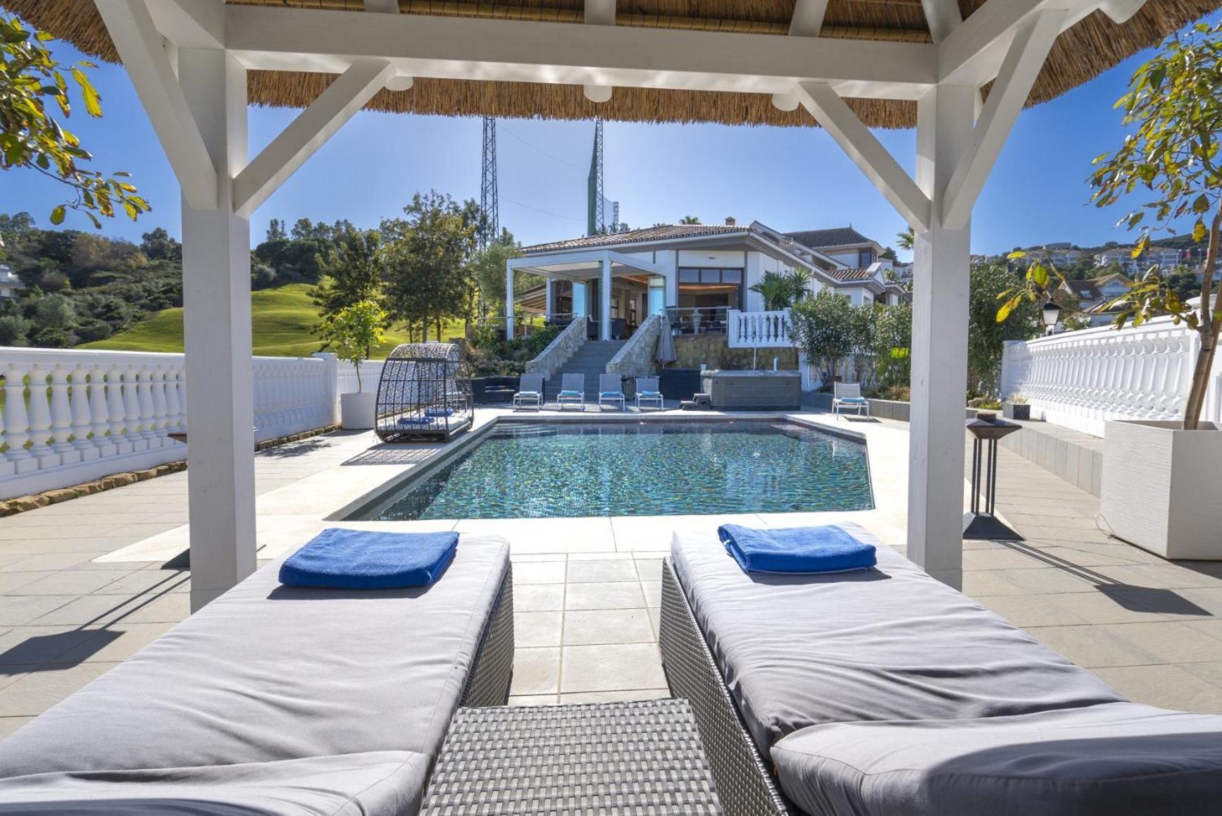Villa Uno - Stunning 4 Bedroom With Pool